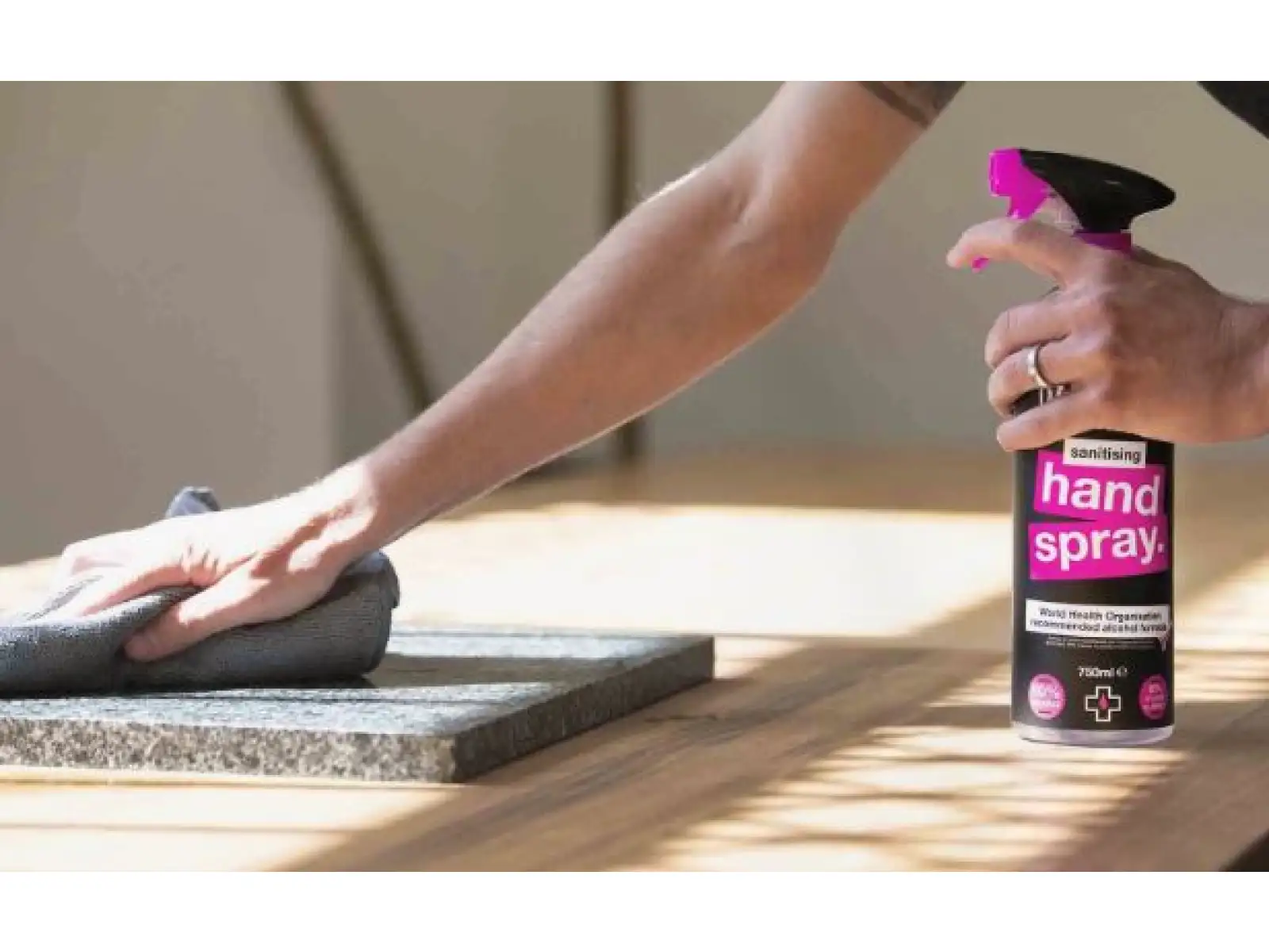 Muc Off Sanitising Hand Spray antibacterial hand spray 500 ml