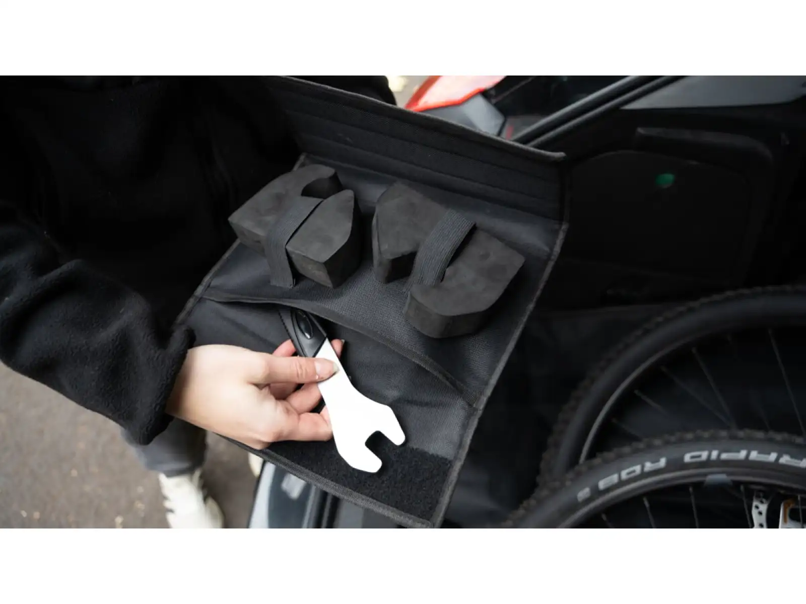 Hiplok Flipstand handlebar stand and mat black