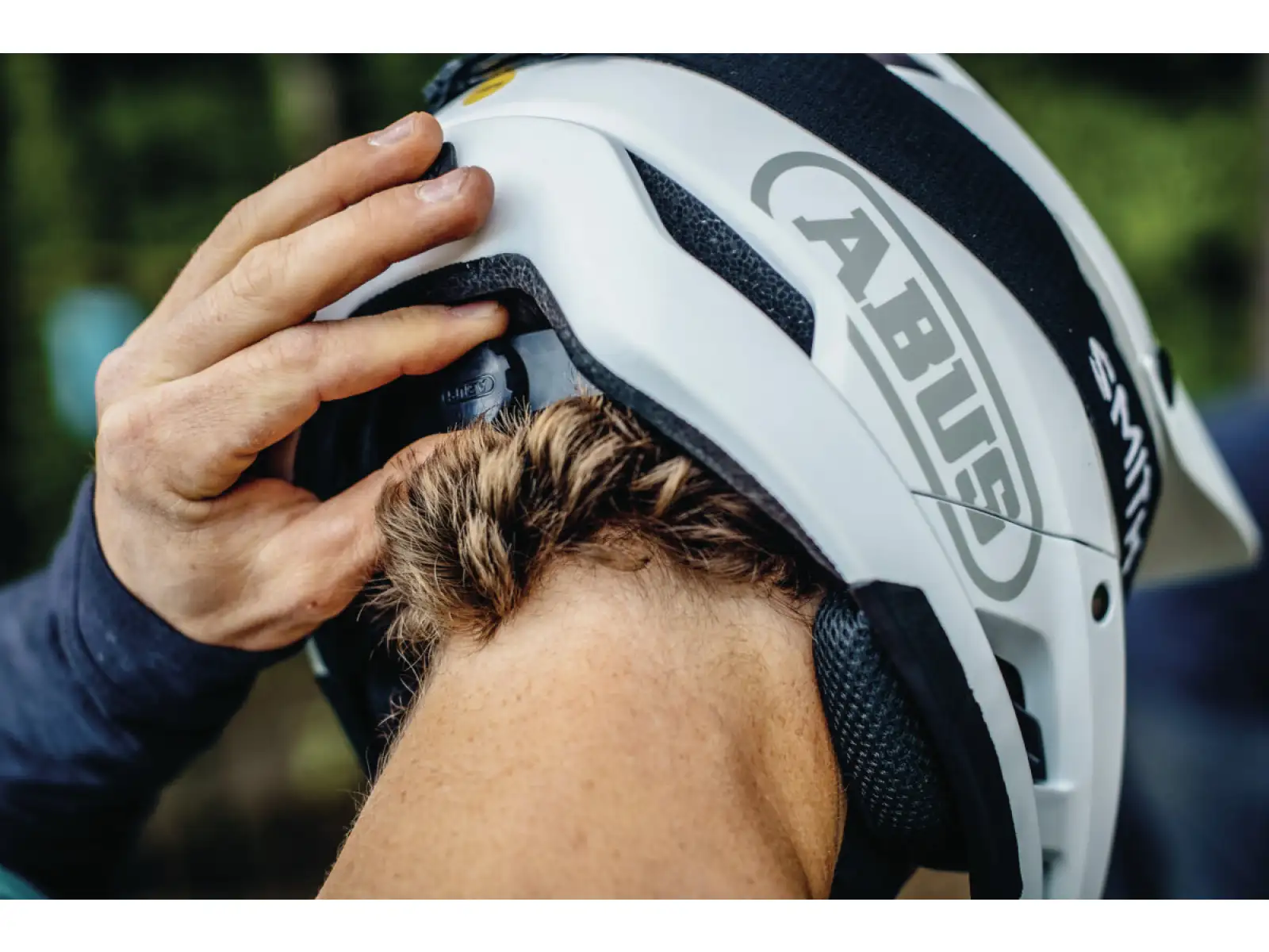 Abus AirDrop MIPS helmet Black Gold