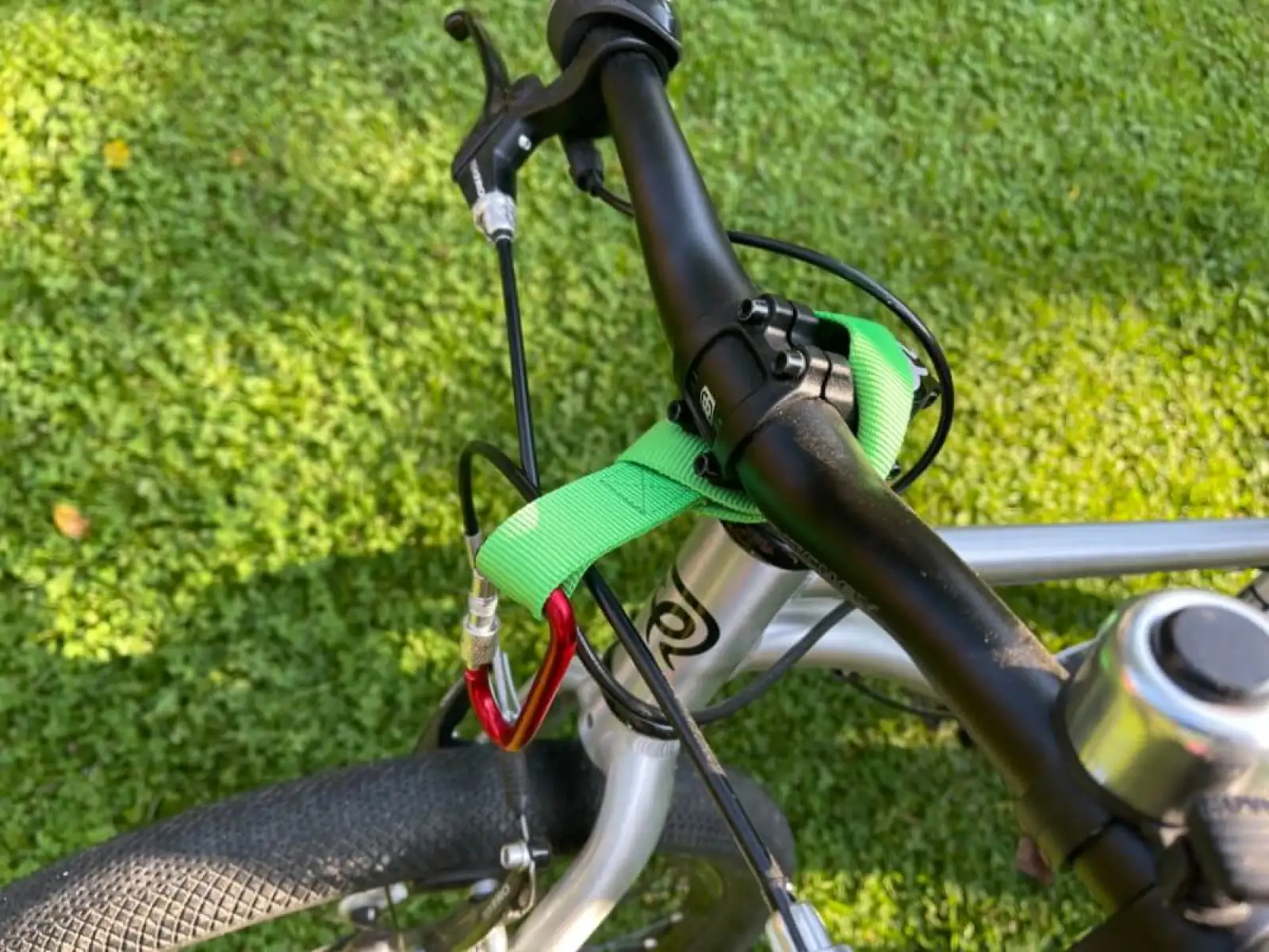 Tahlo Premium strap with carabiner green