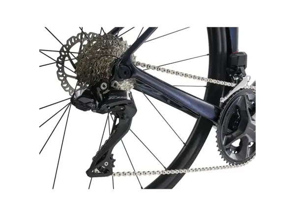 Giant TCR Advanced 1+ Disc-PC road bike cold night