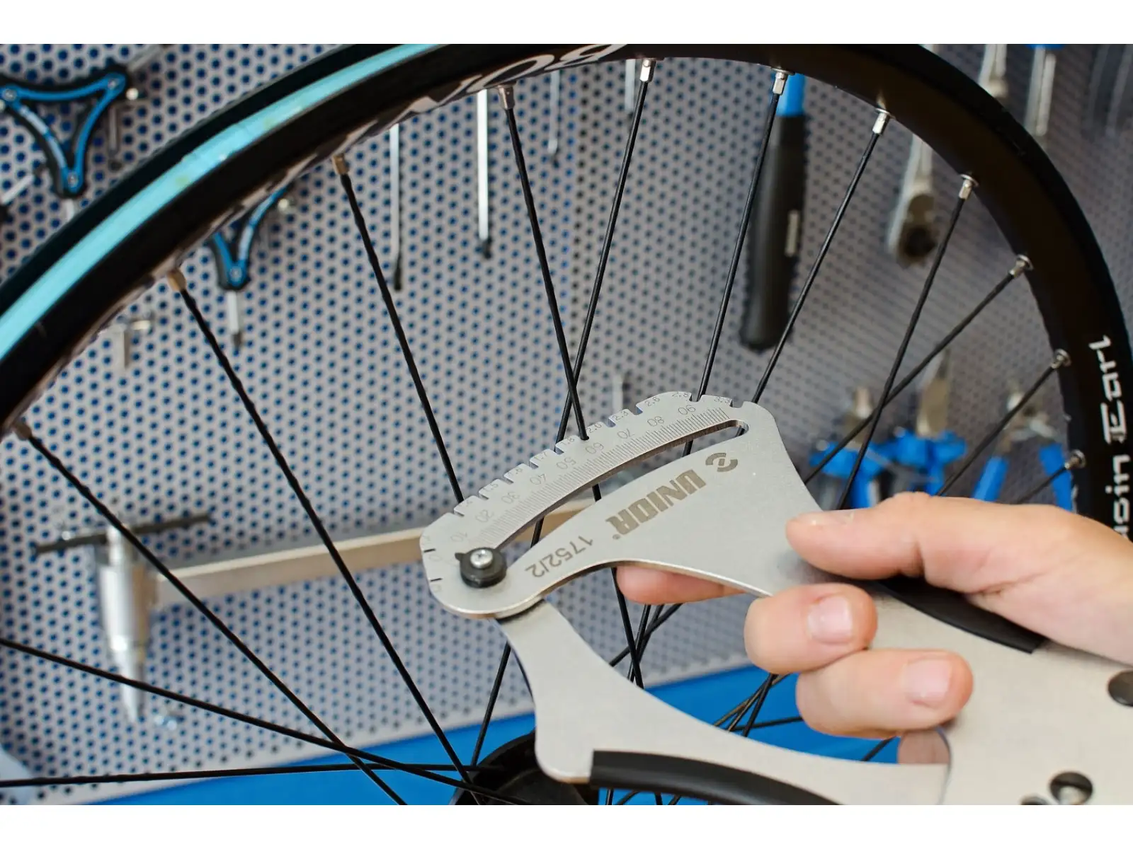 Unior strain gauge for measuring wire tension