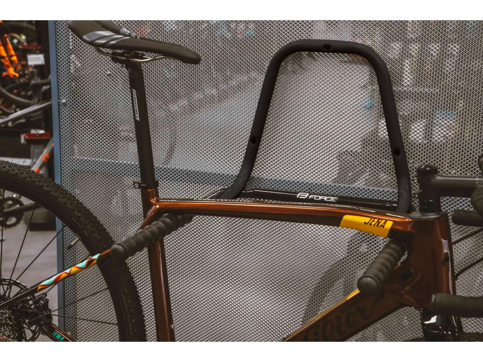 Force bicycle wall mount under frame foldable (899485)
