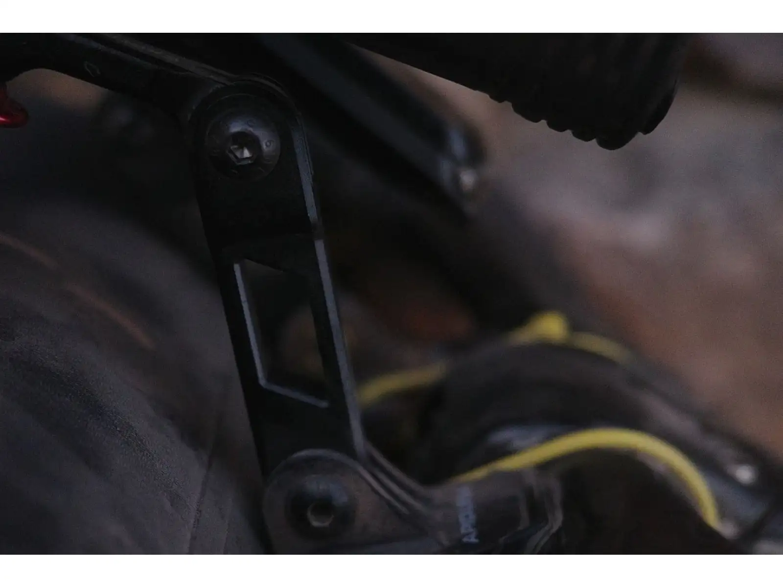 Apidura Expedition Accessory Arm light mount