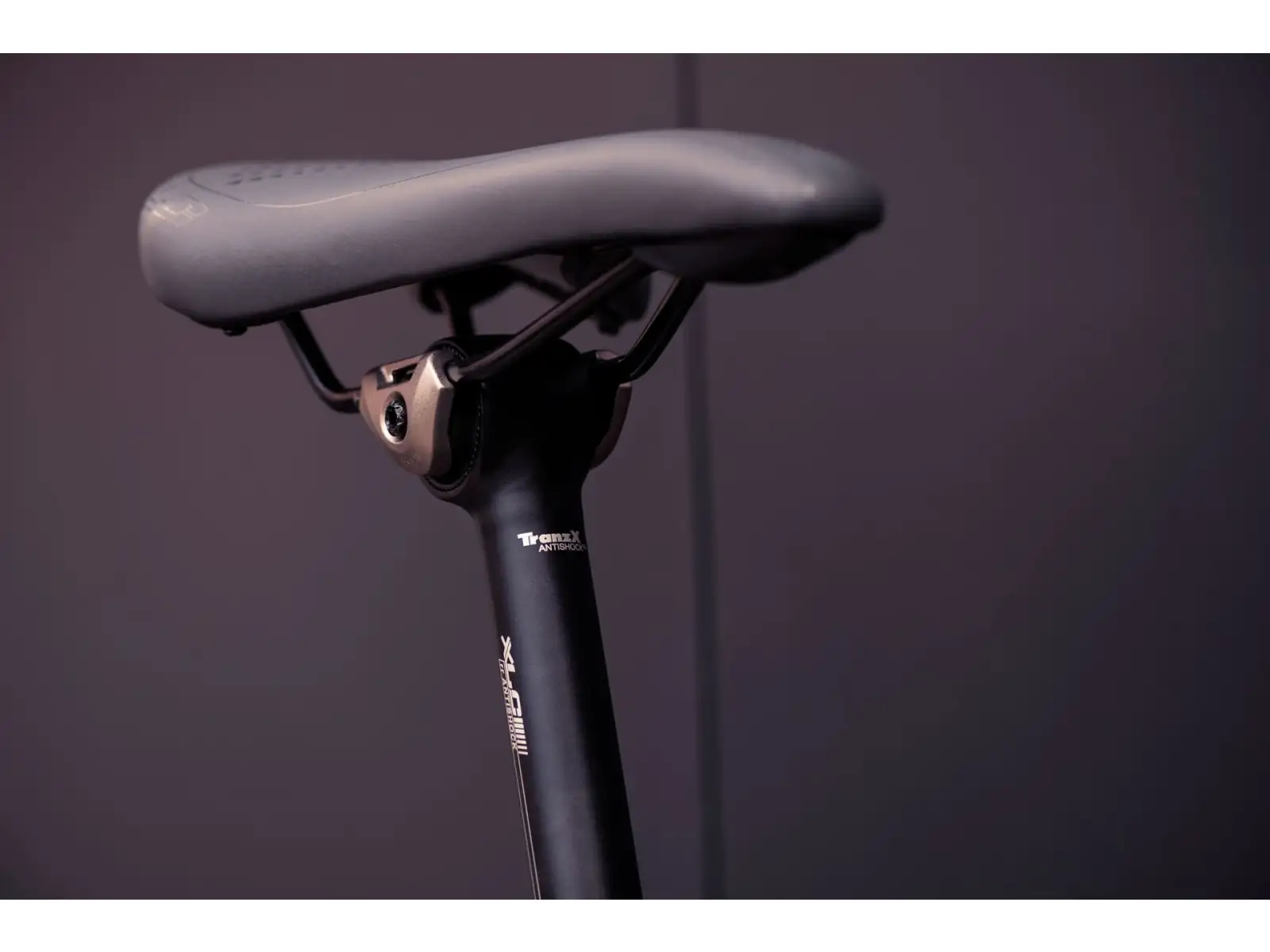 XLC Antishock SP-R05 seatpost 27,2/400 mm black