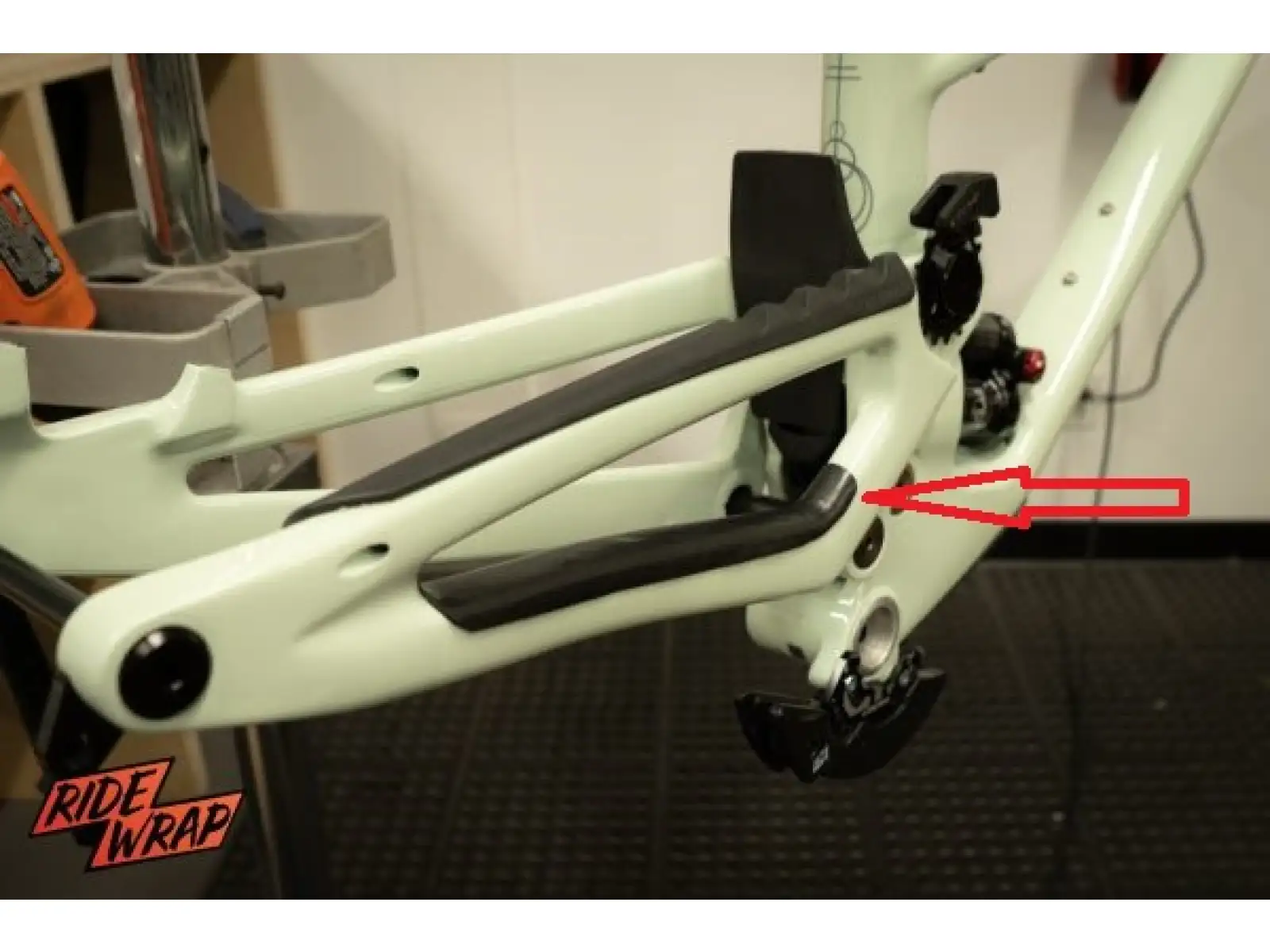 RideWrap protective rubber under chain Black