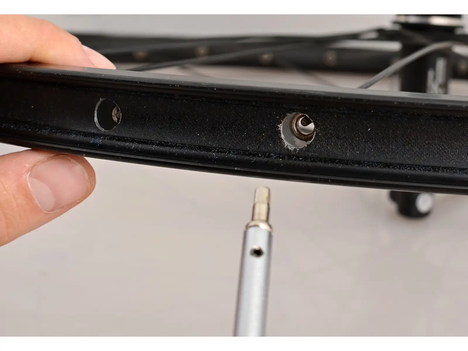 Unior screwdriver with nipple spring for lacing