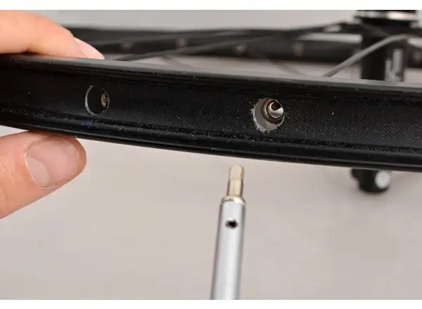 Unior screwdriver with nipple spring for lacing