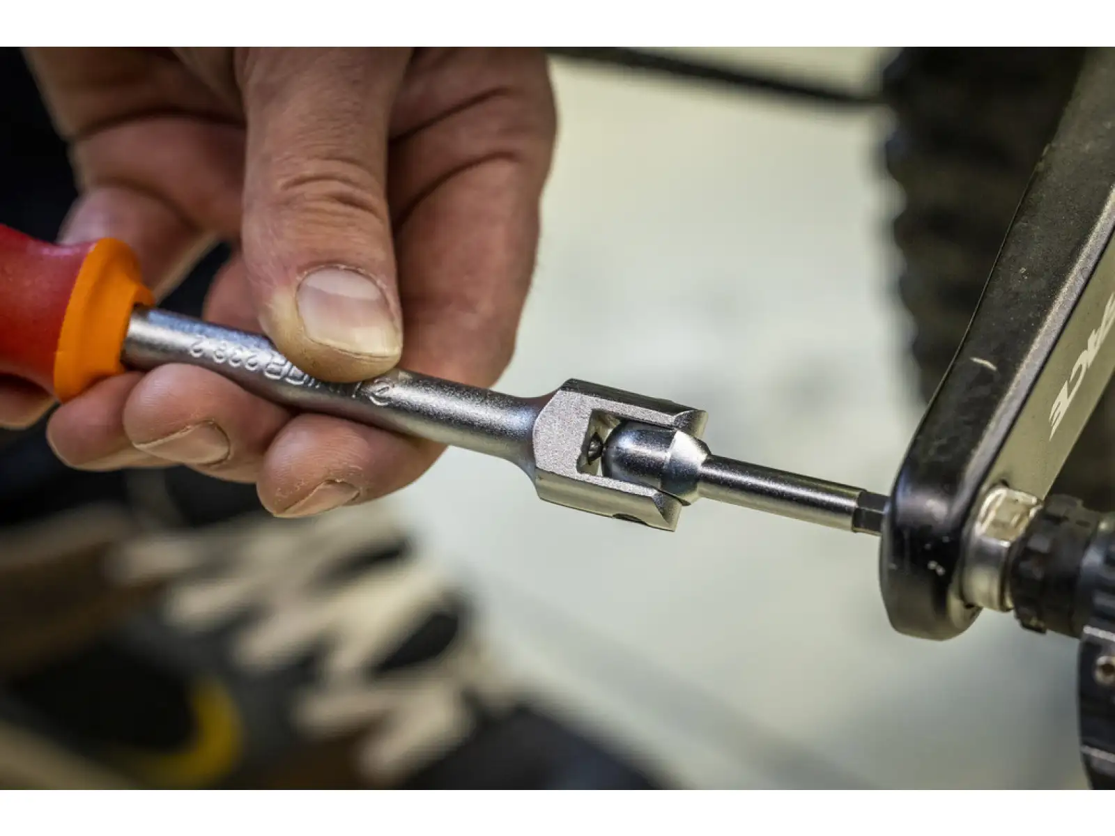Unior pedal wrench with joint