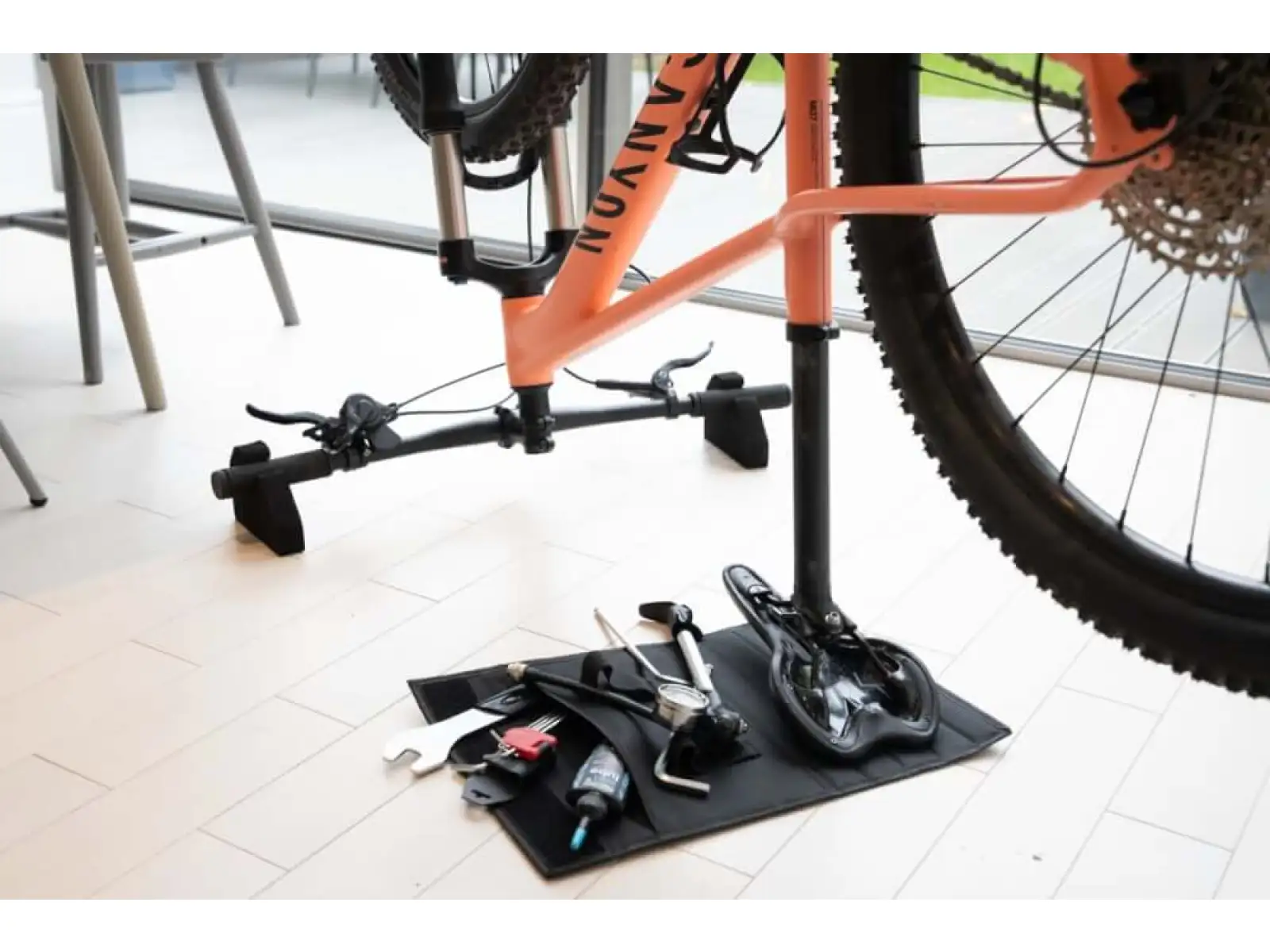 Hiplok Flipstand handlebar stand and mat black